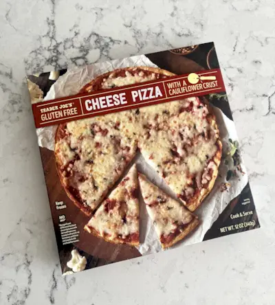 Saya Mencoba Pizza Beku Setiap Pedagang Joe yang Dapat Saya Temukan—Begini Peringkatnya