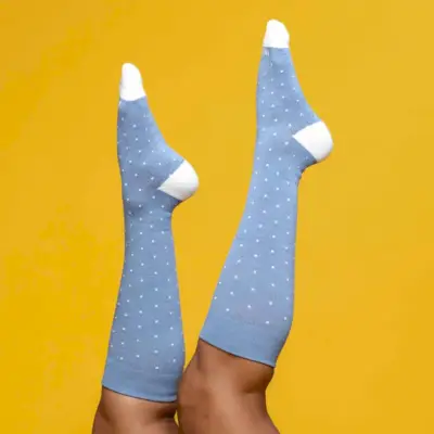 Chaussettes de compression à pois bleu poudre